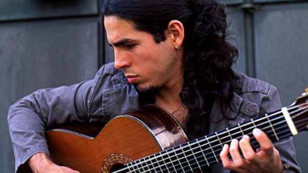 Лукас Имбириба (гитара, вокал)
